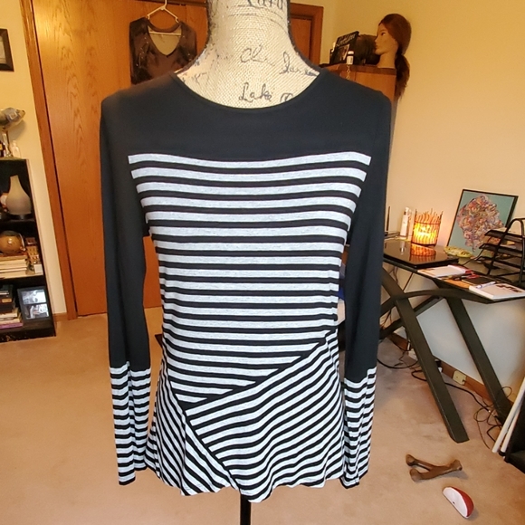 Vince Camuto geometric print top size Medium - Picture 1 of 8